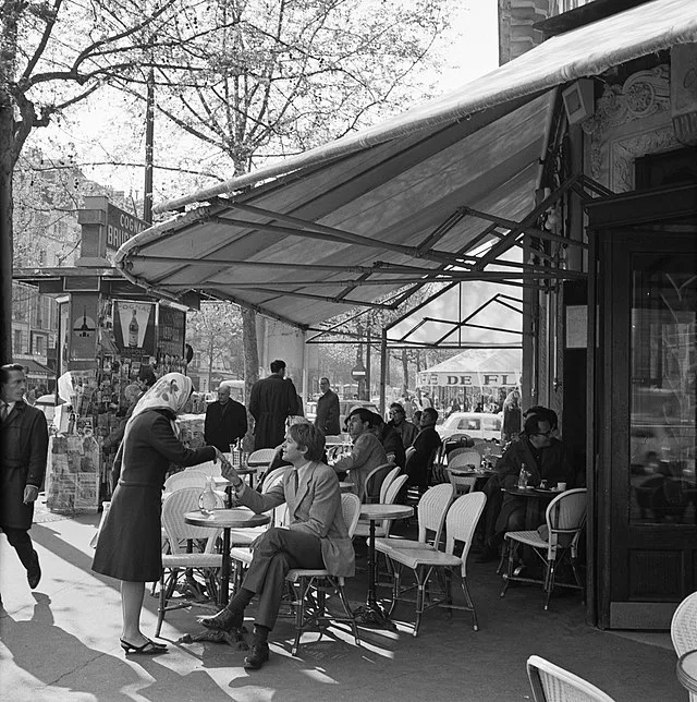 Terrasse du café Les Deux Magots à Saint Germain des Prés — 1965