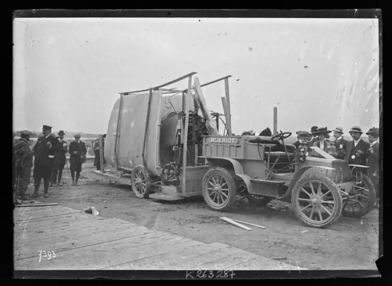 Arrivée d'un Blériot sur camion (au meeting aérien de Reims 1910)