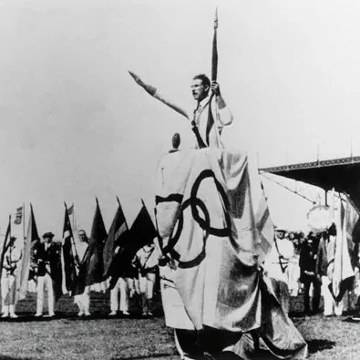 Georges André exécutant l'ex-salut olympique, une variante du salut romain, abandonnée après 1945 en raison de sa ressemblance avec le salut f