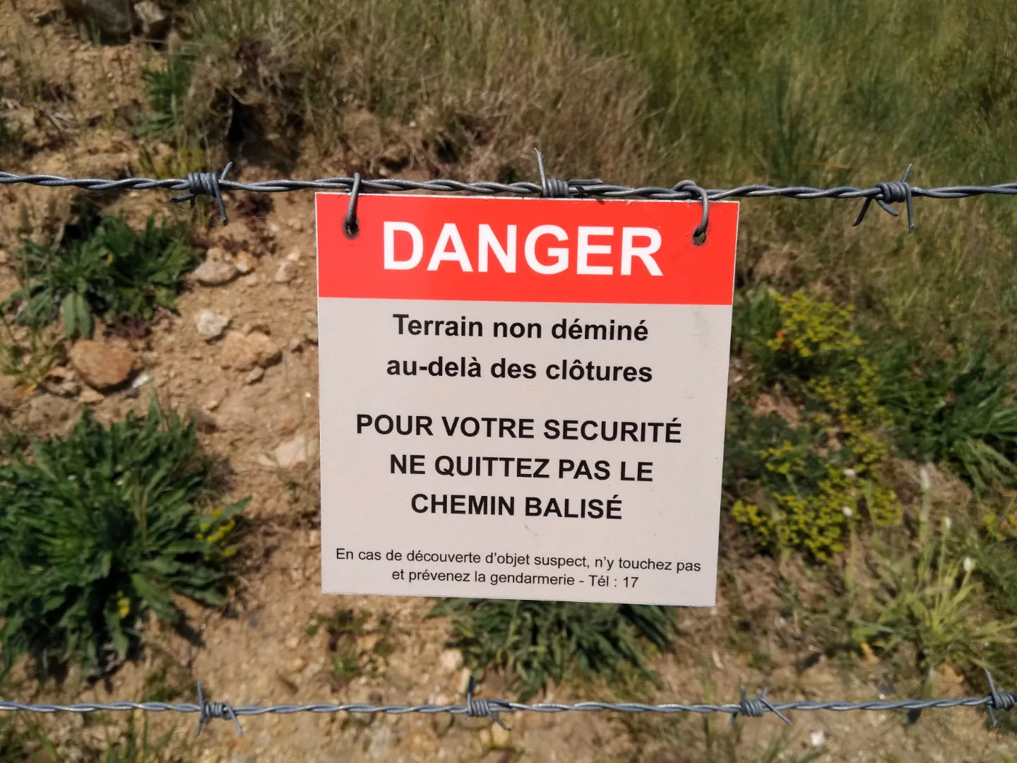 Illustration panneau danger, terrain non déminé 4_3