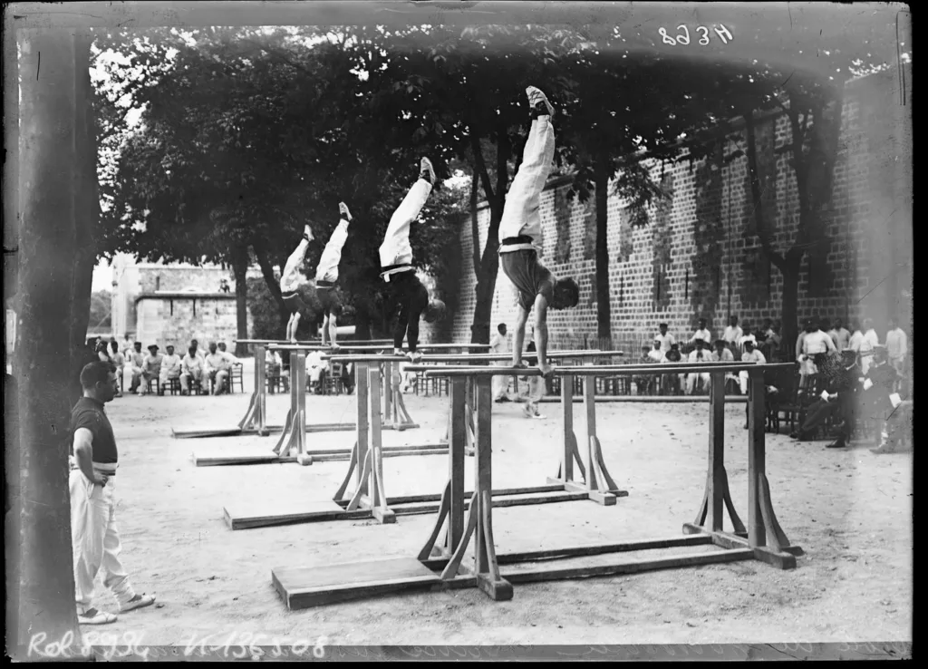 Exercice aux barres parallèles à l’École de Joinville, 1906©BnF Gallica